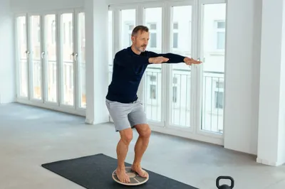 Ein Mann macht Gleichgewichtsübungen