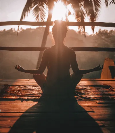 yoga bei sonnenuntergang